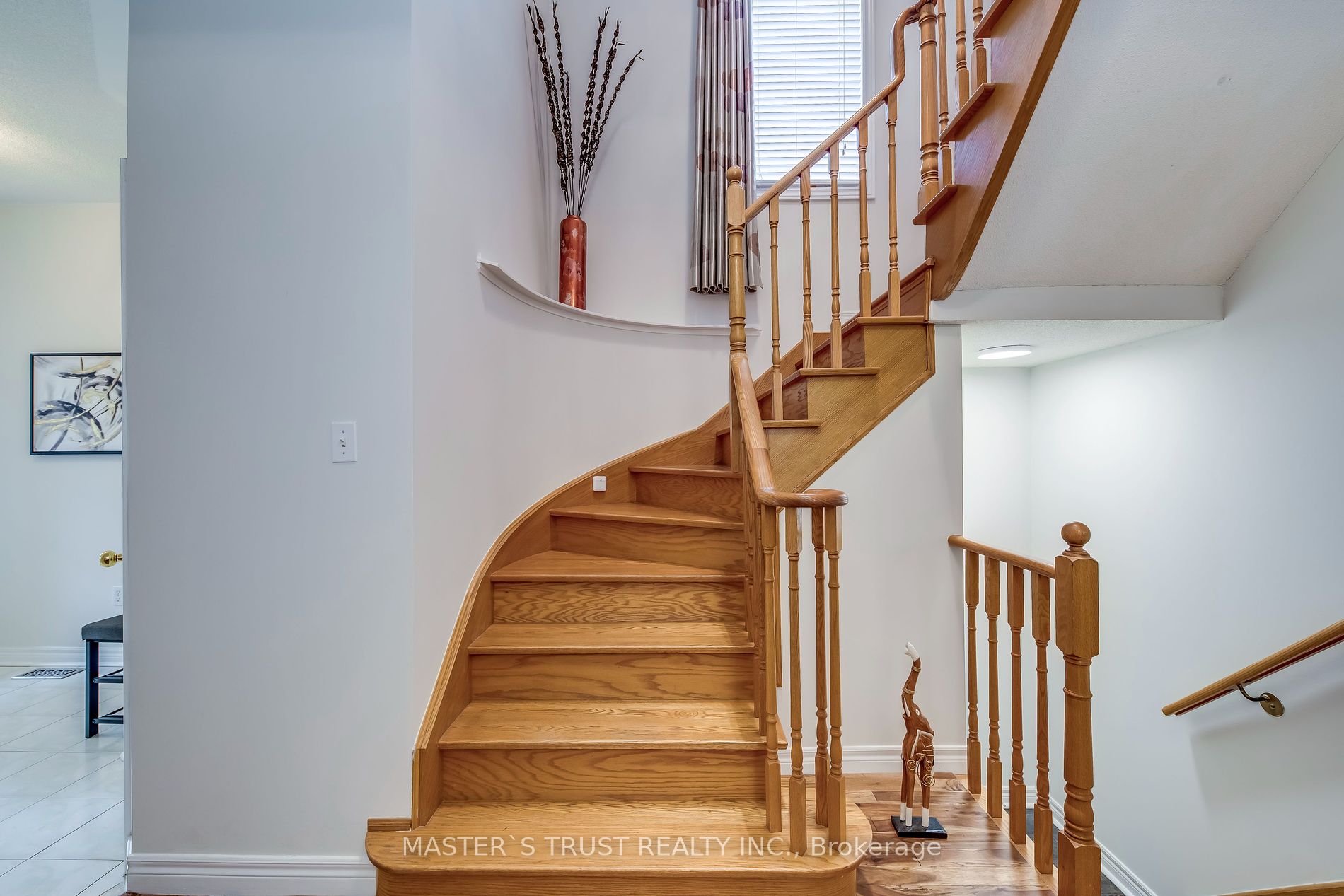 2576 Longridge Cres Property Photo 7