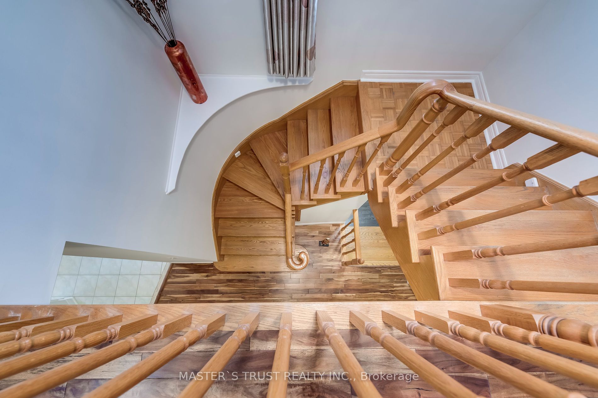 2576 Longridge Cres Property Photo 8