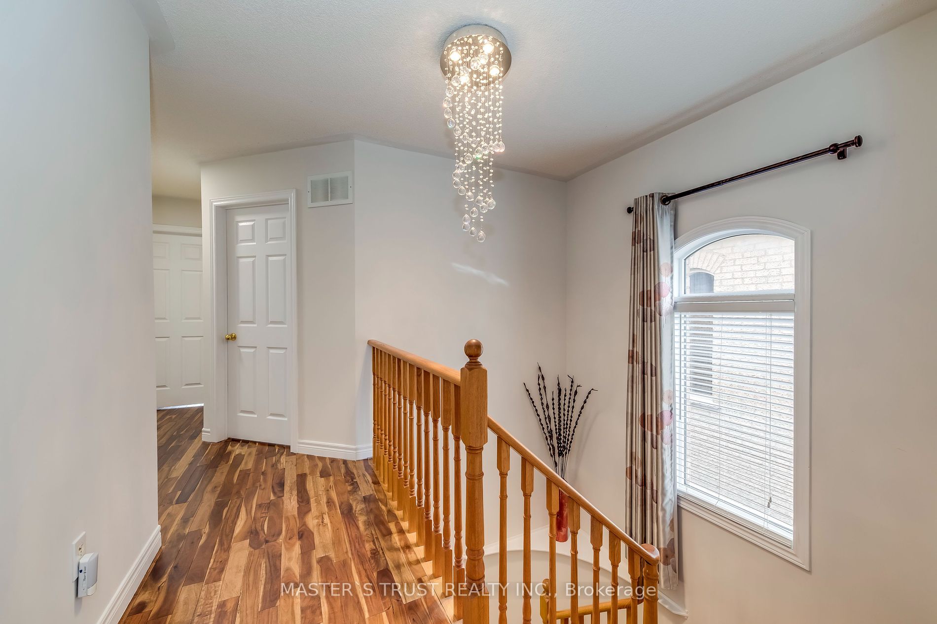 2576 Longridge Cres Property Photo 9