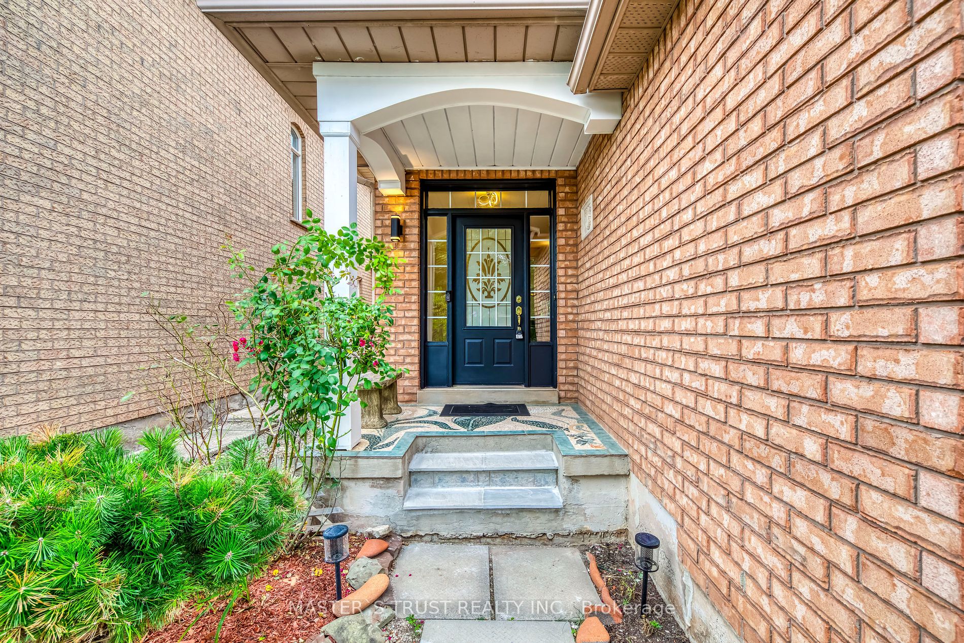 2576 Longridge Cres Property Photo 12