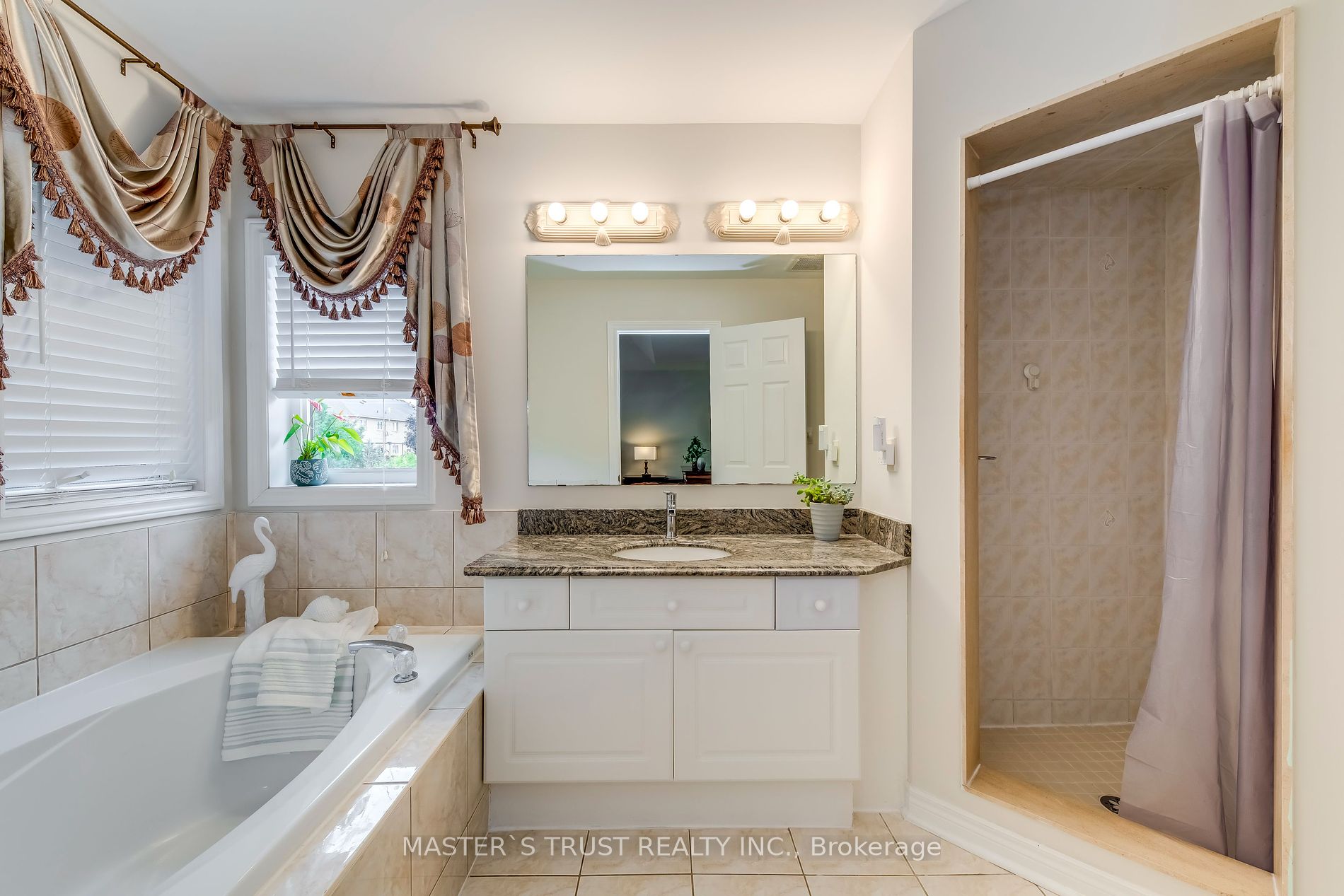 2576 Longridge Cres Property Photo 13