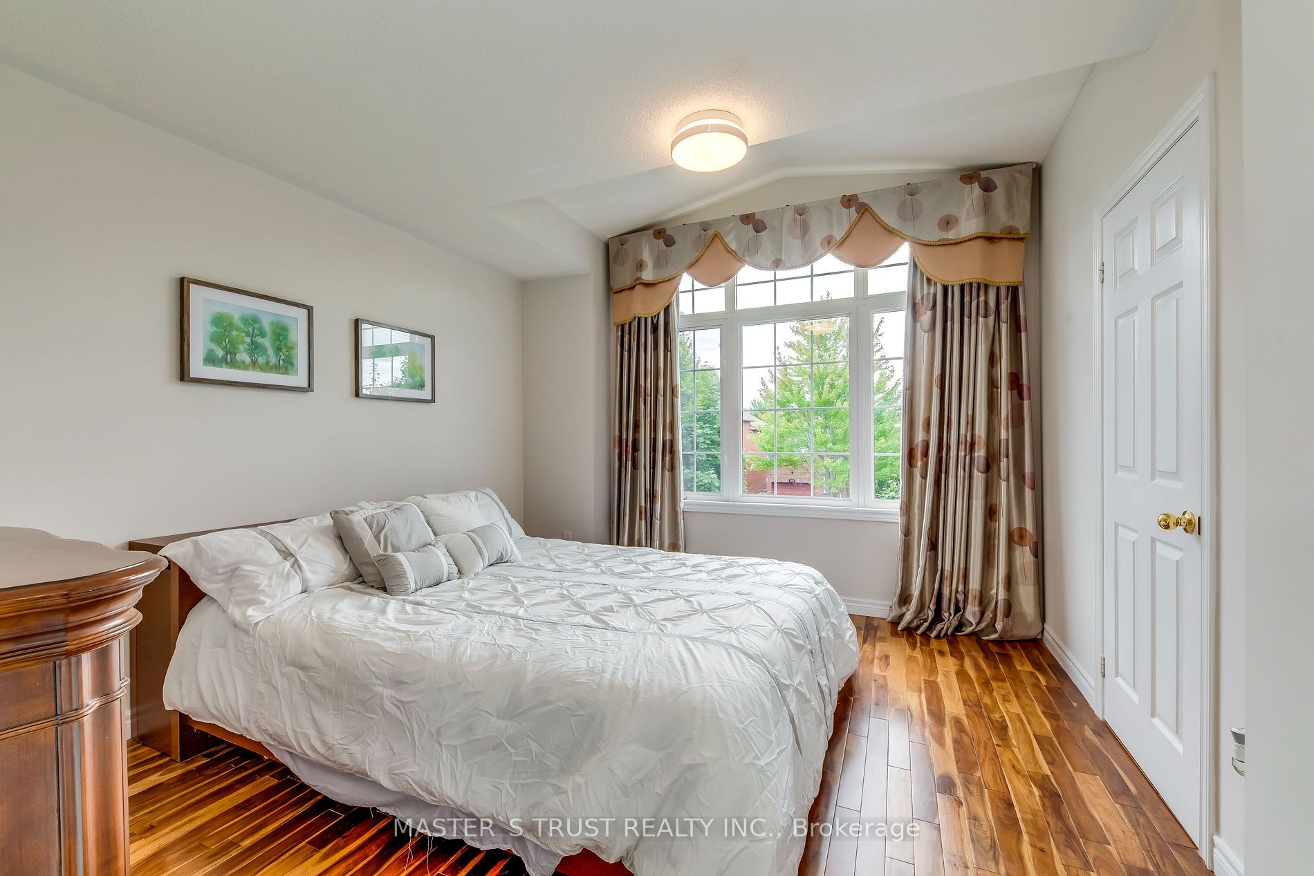 2576 Longridge Cres Property Photo 14