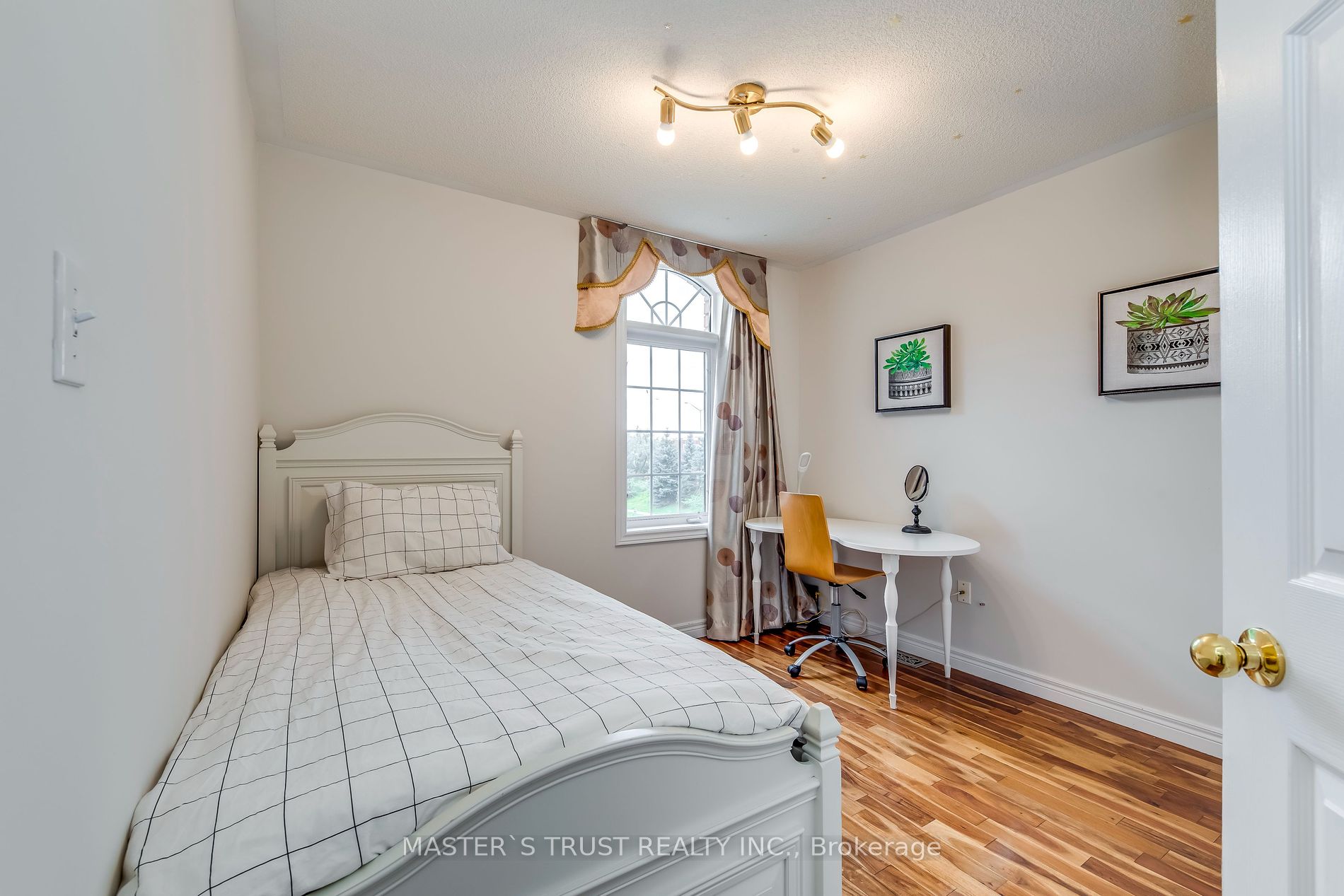 2576 Longridge Cres Property Photo 17