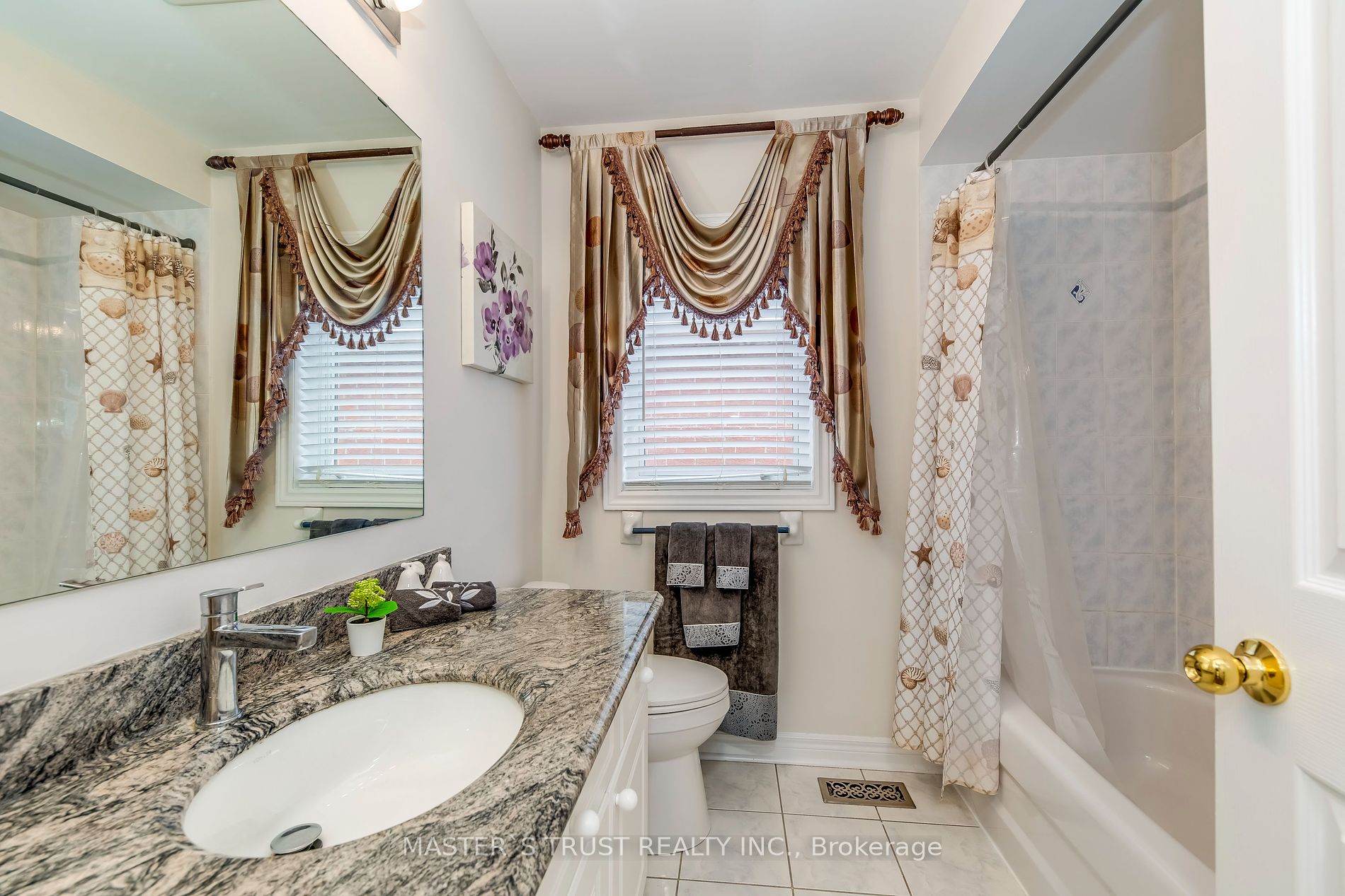2576 Longridge Cres Property Photo 18