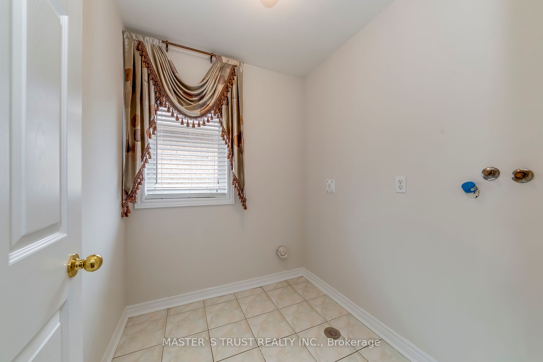 2576 Longridge Cres Property Photo 19