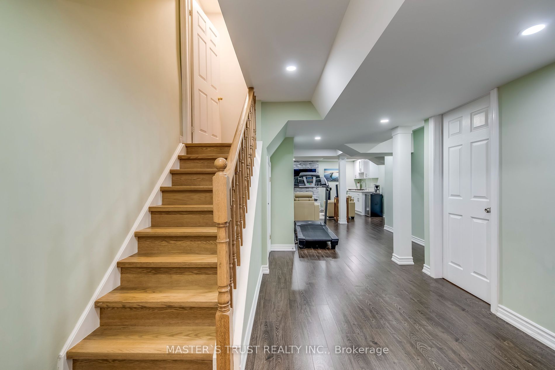2576 Longridge Cres Property Photo 20