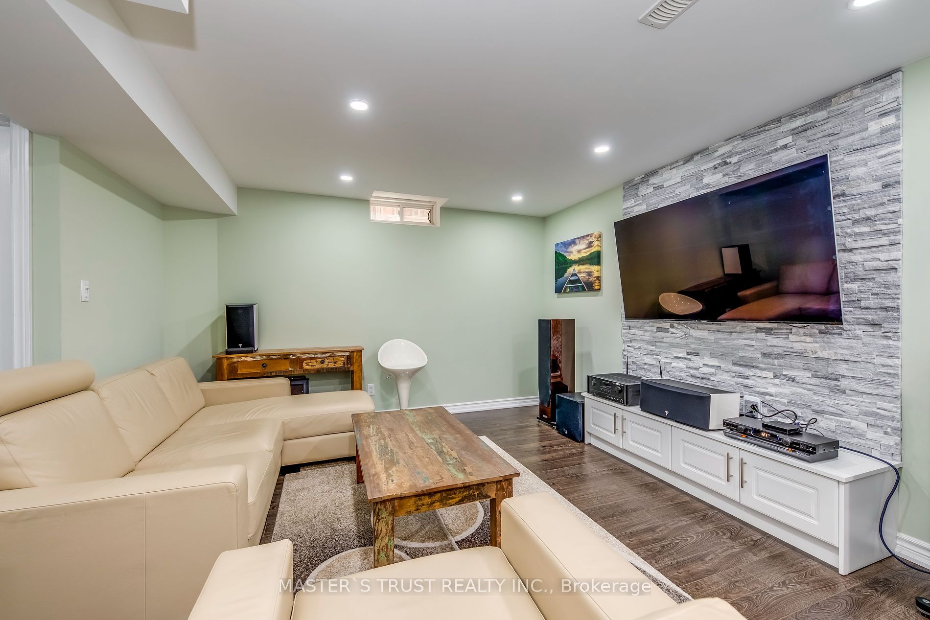 2576 Longridge Cres Property Photo 22