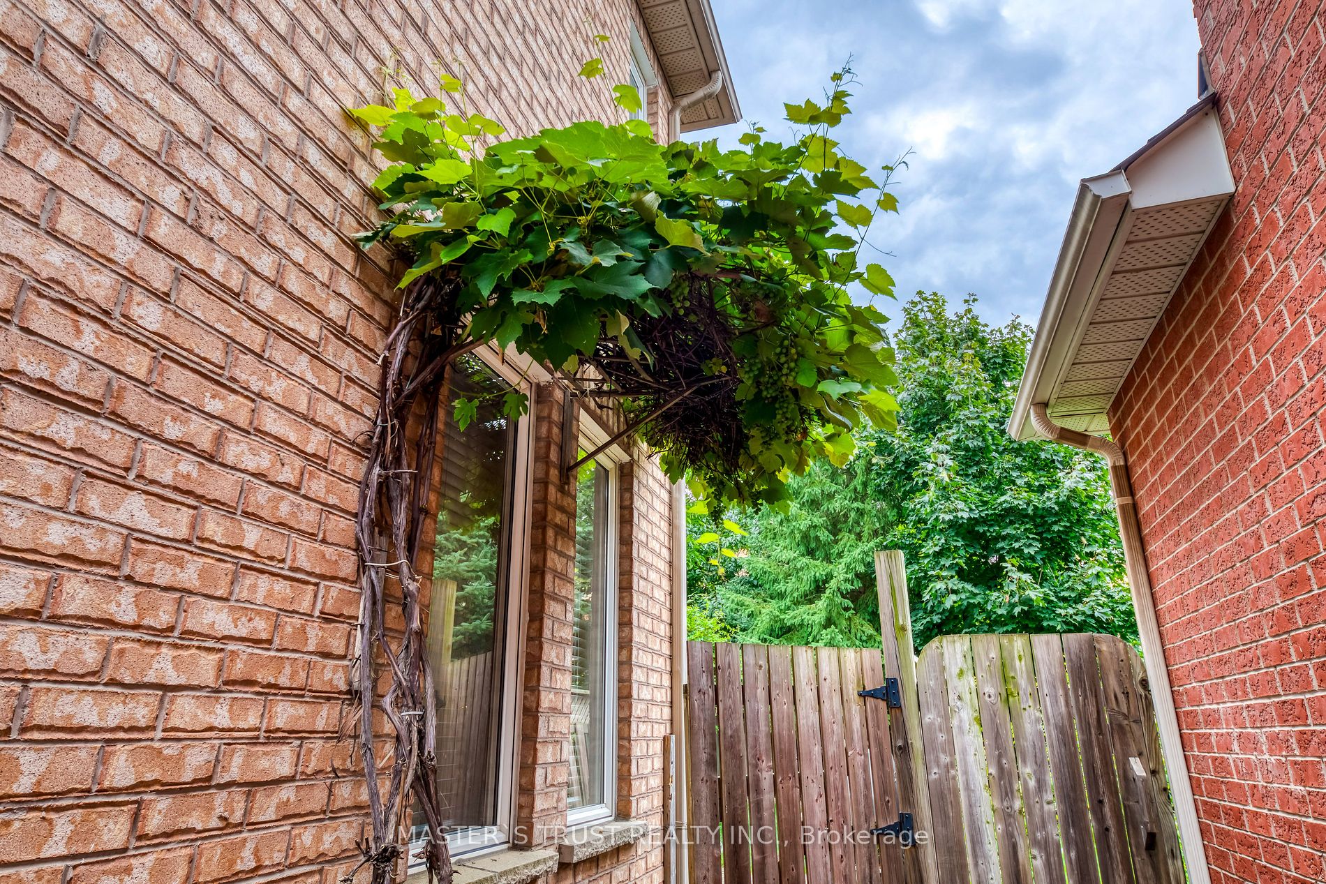 2576 Longridge Cres Property Photo 29