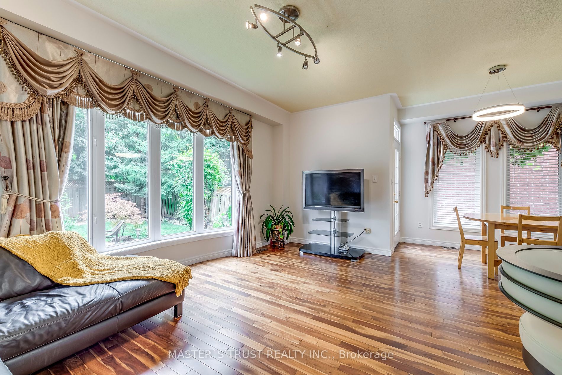 2576 Longridge Cres Property Photo 39