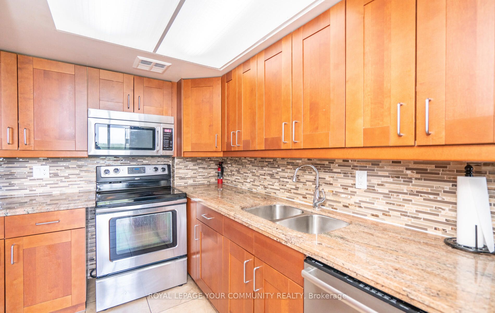 10 Markbrook Lane 1009 Property Photo 2