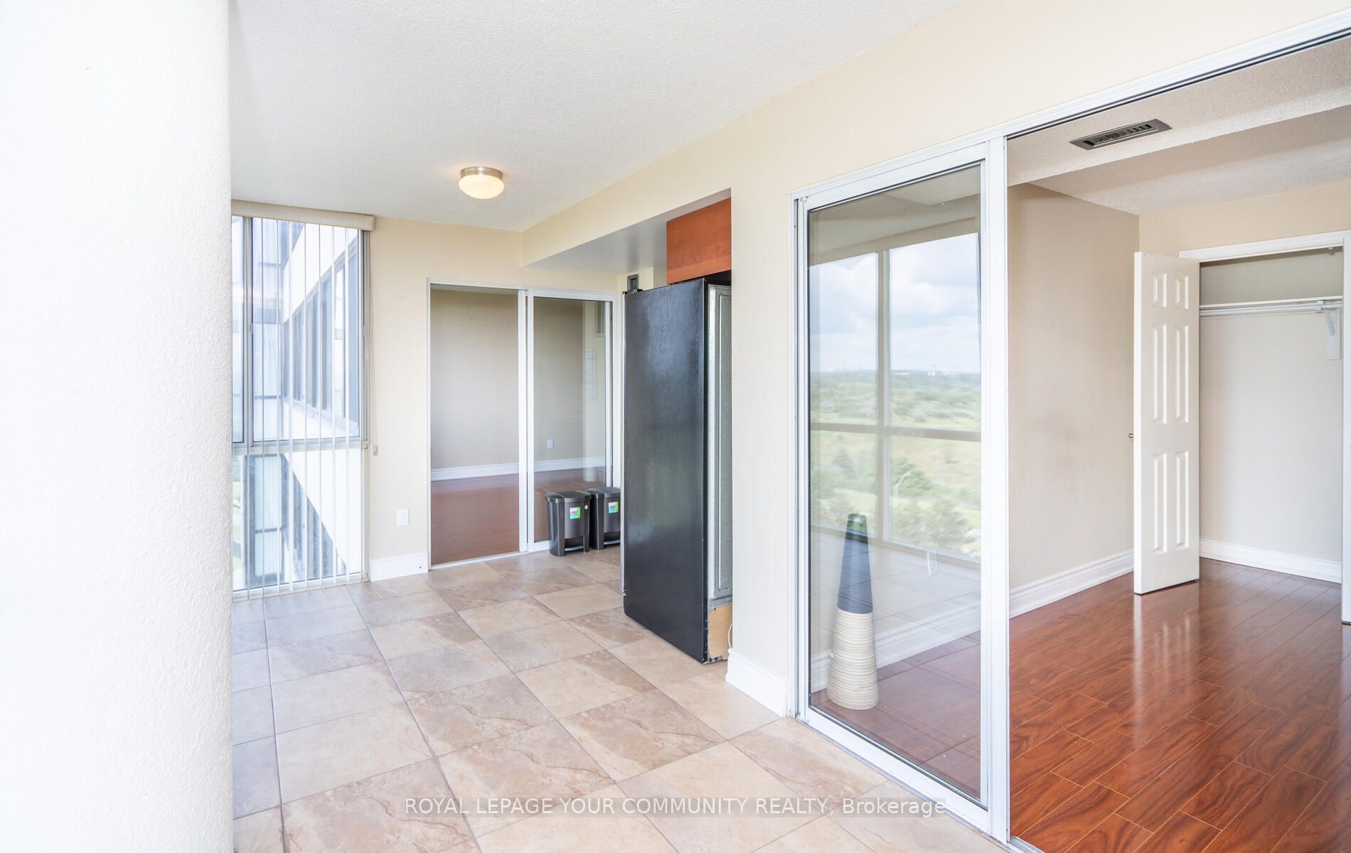 10 Markbrook Lane 1009 Property Photo 6