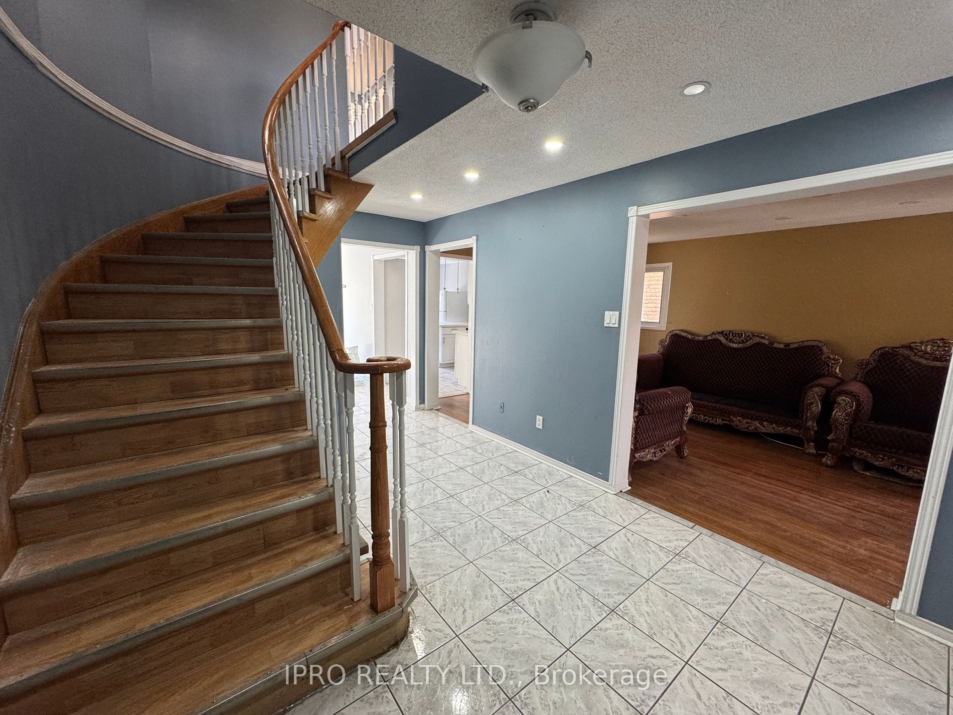 7 Dupont Crt Property Photo 2