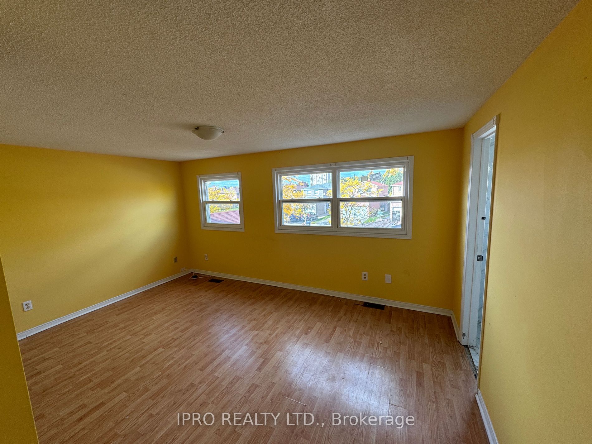 7 Dupont Crt Property Photo 3