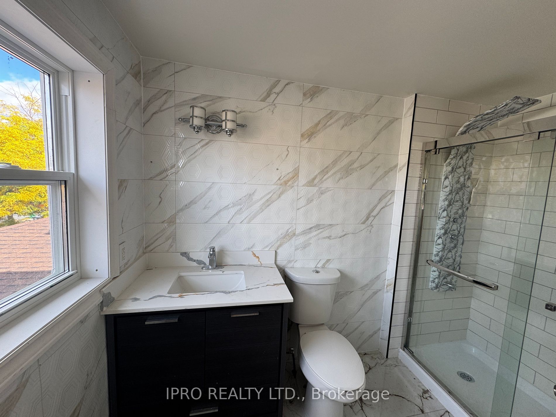 7 Dupont Crt Property Photo 5