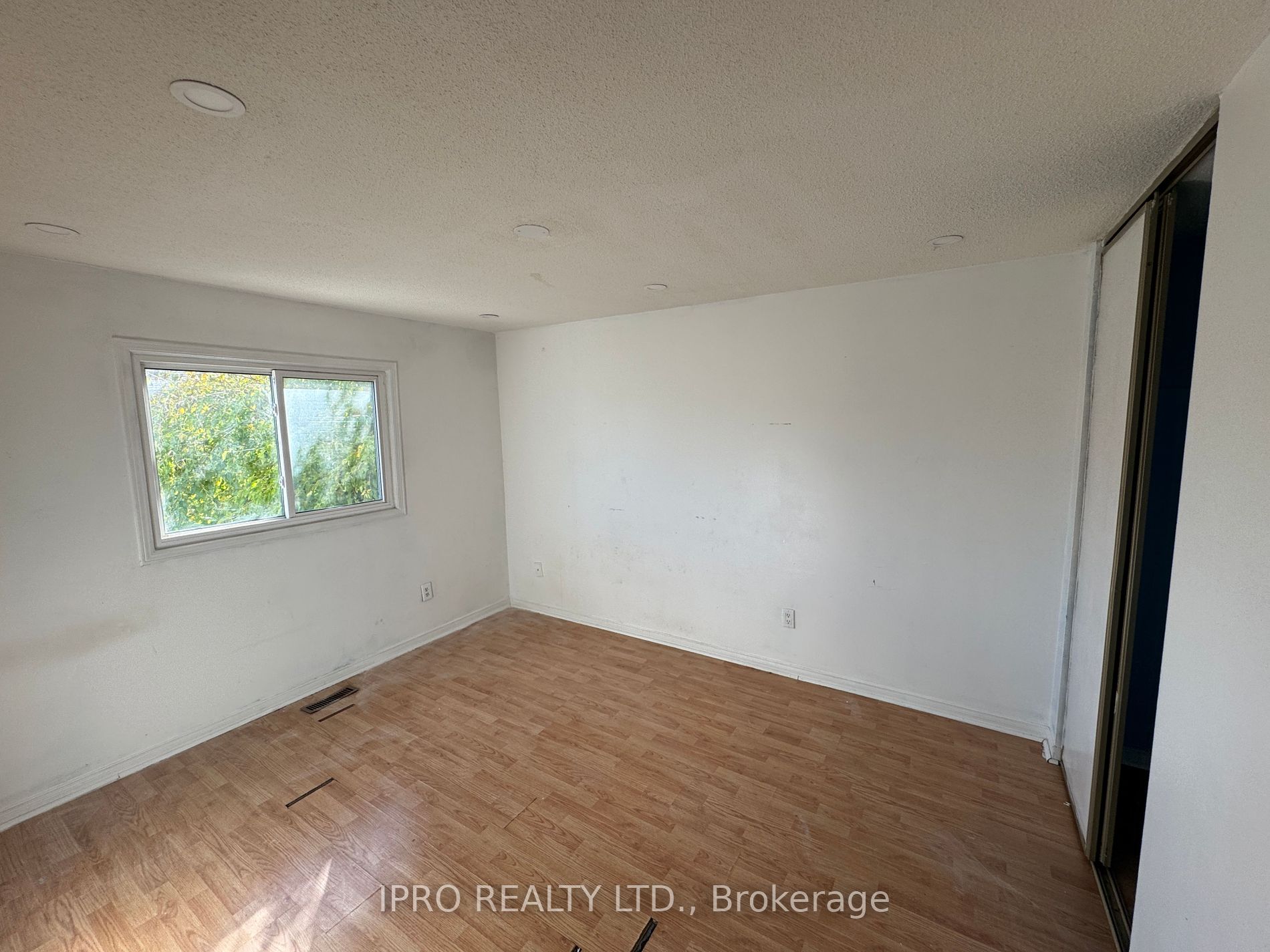 7 Dupont Crt Property Photo 6