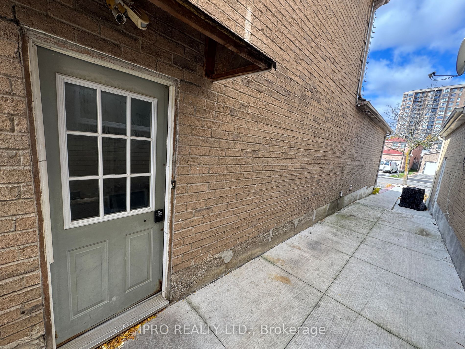 7 Dupont Crt Property Photo 14