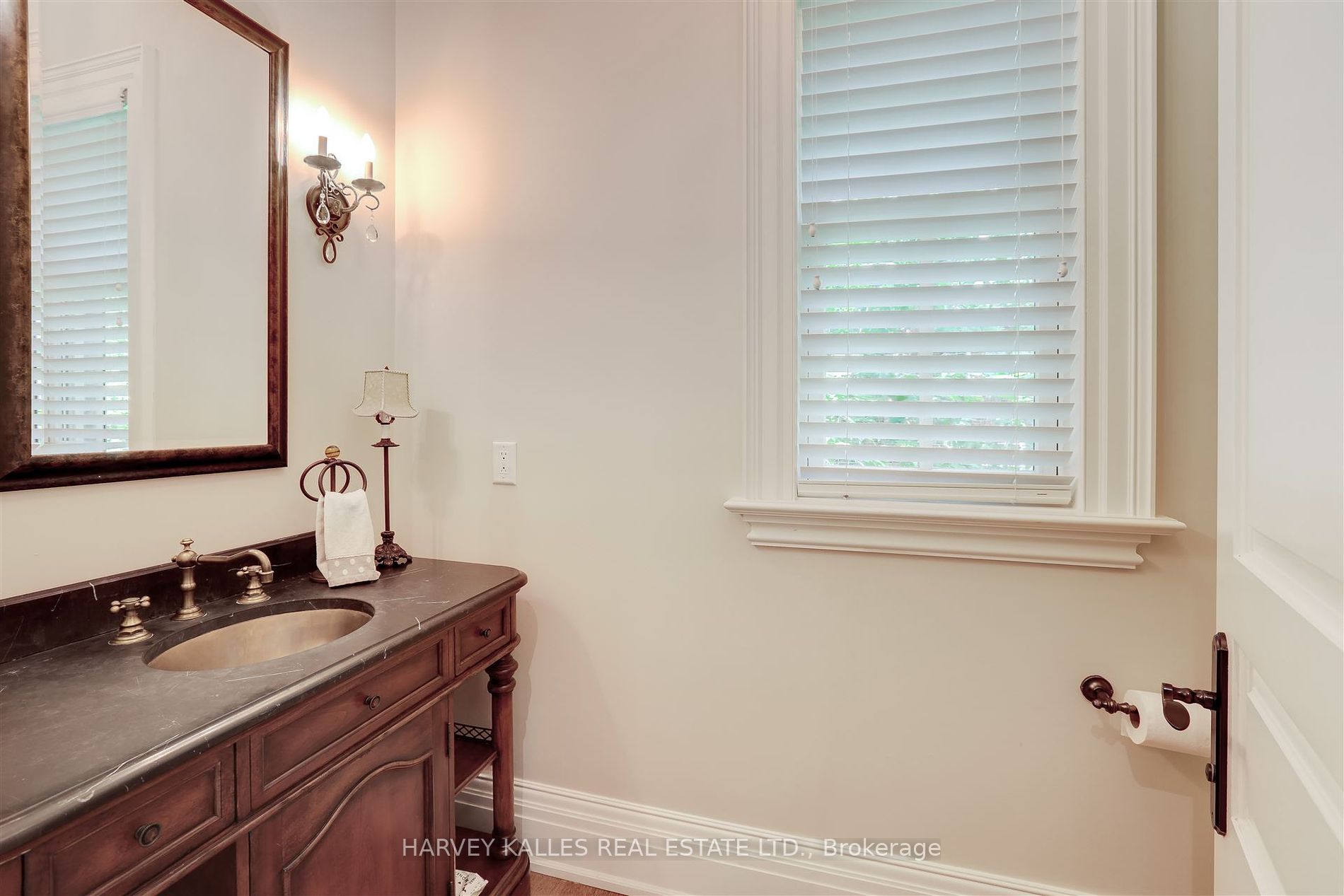 1199 Tecumseh Park Cres Property Photo 6