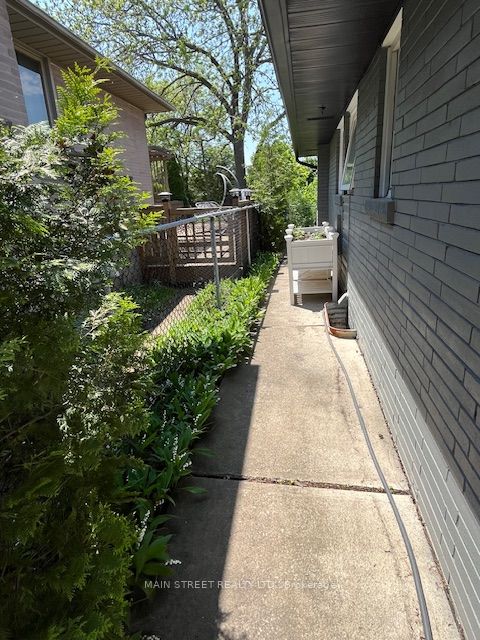 1 Hillavon Dr S Property Photo 2