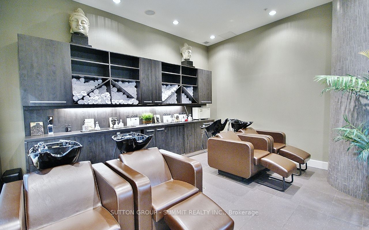 1 Hurontario St Property Photo 6