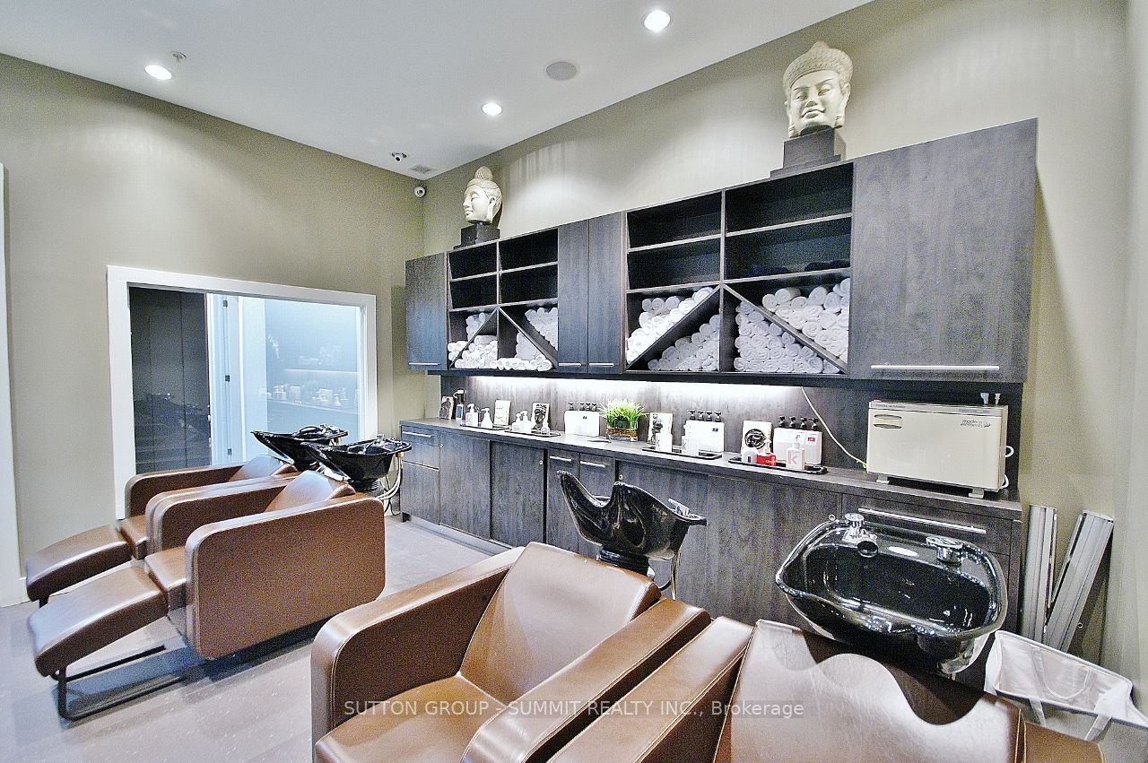 1 Hurontario St Property Photo 7
