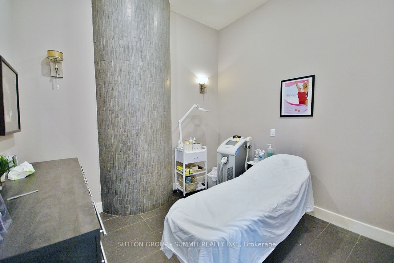1 Hurontario St Property Photo 14