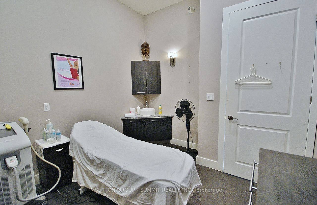 1 Hurontario St Property Photo 15