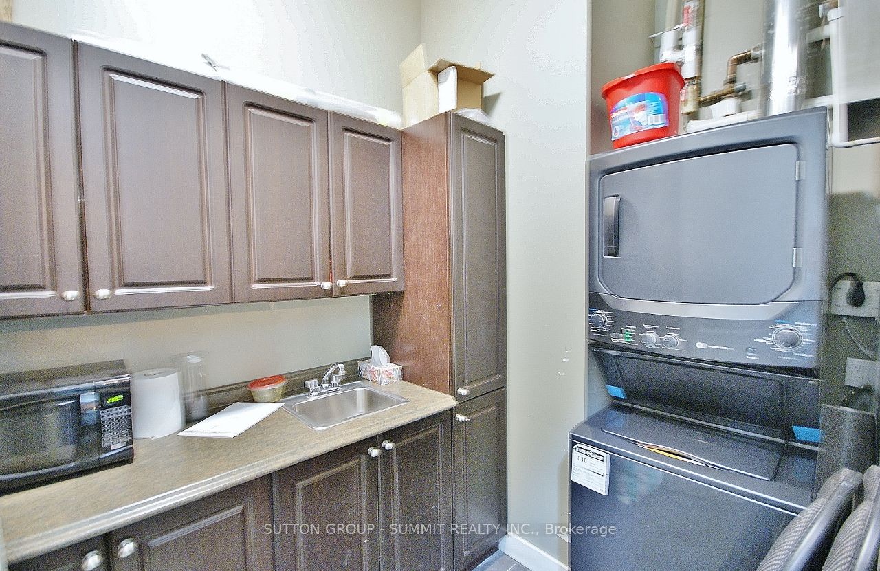 1 Hurontario St Property Photo 18