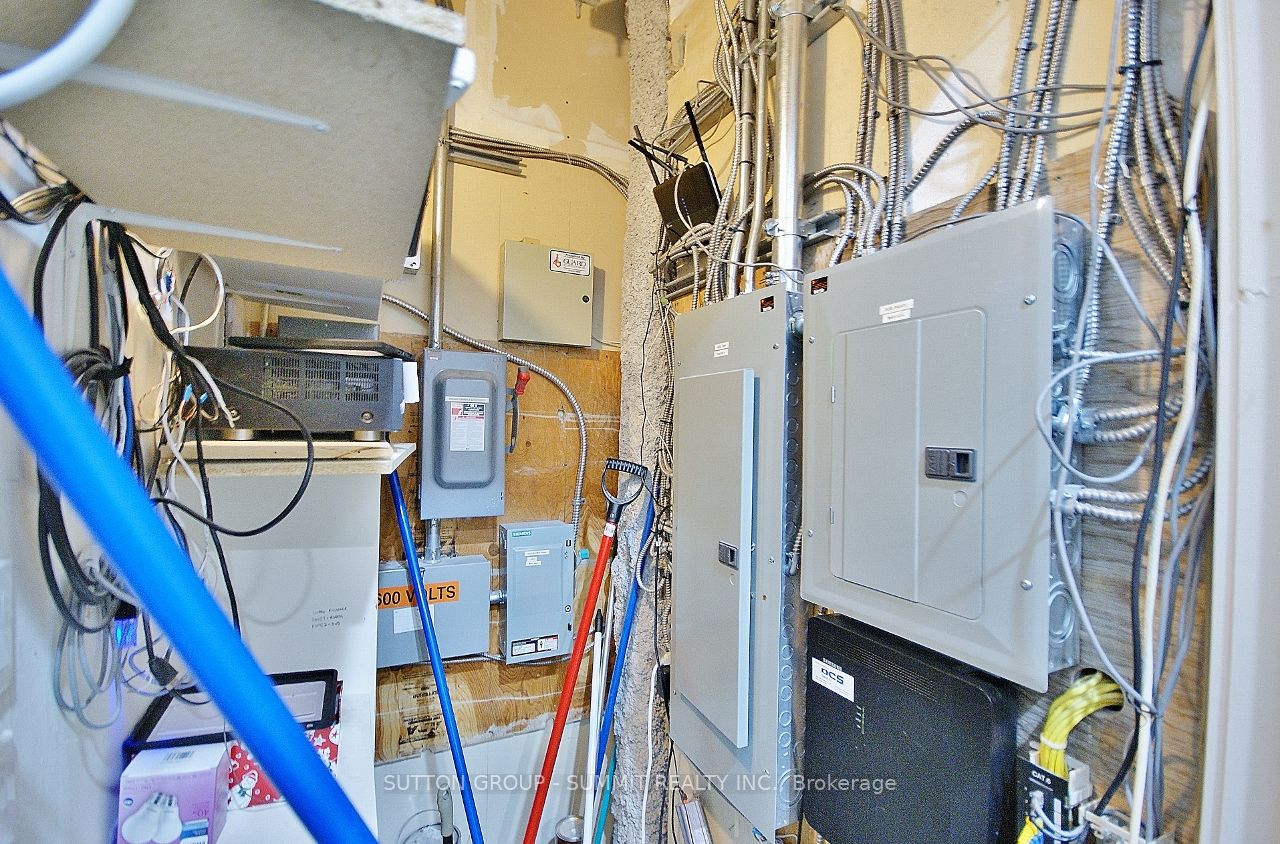 1 Hurontario St Property Photo 21