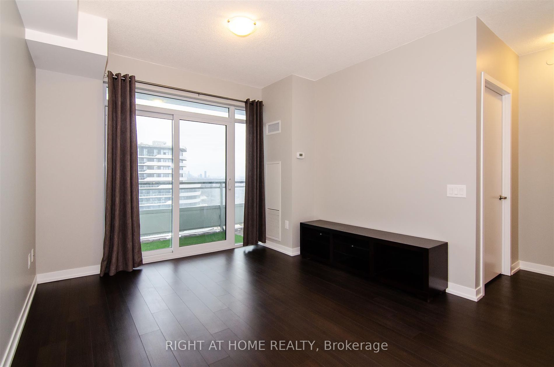 2560 Eglinton Ave W 1812 Property Photo 13
