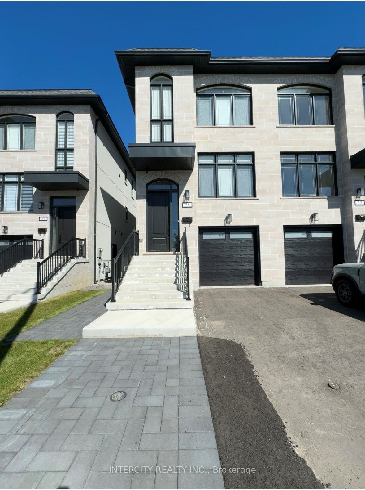 25 St Gaspar Crt E Property Photo