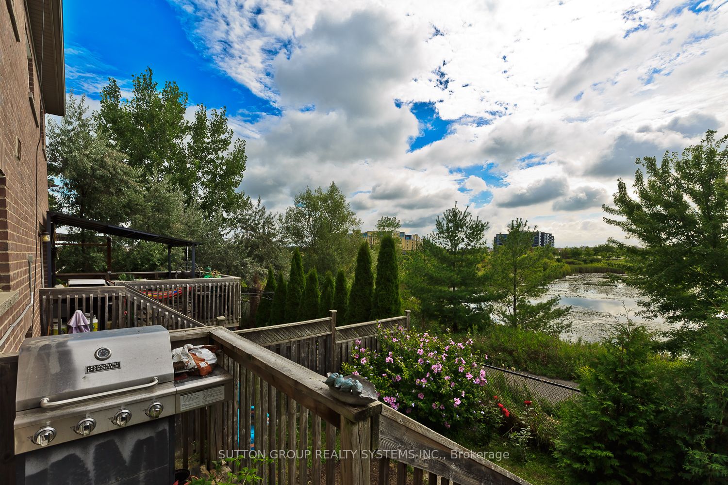 355 Hobbs Cres Property Photo 4