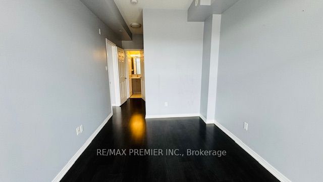 #313 - 54 Sky Harbour Drive Property Photo 13