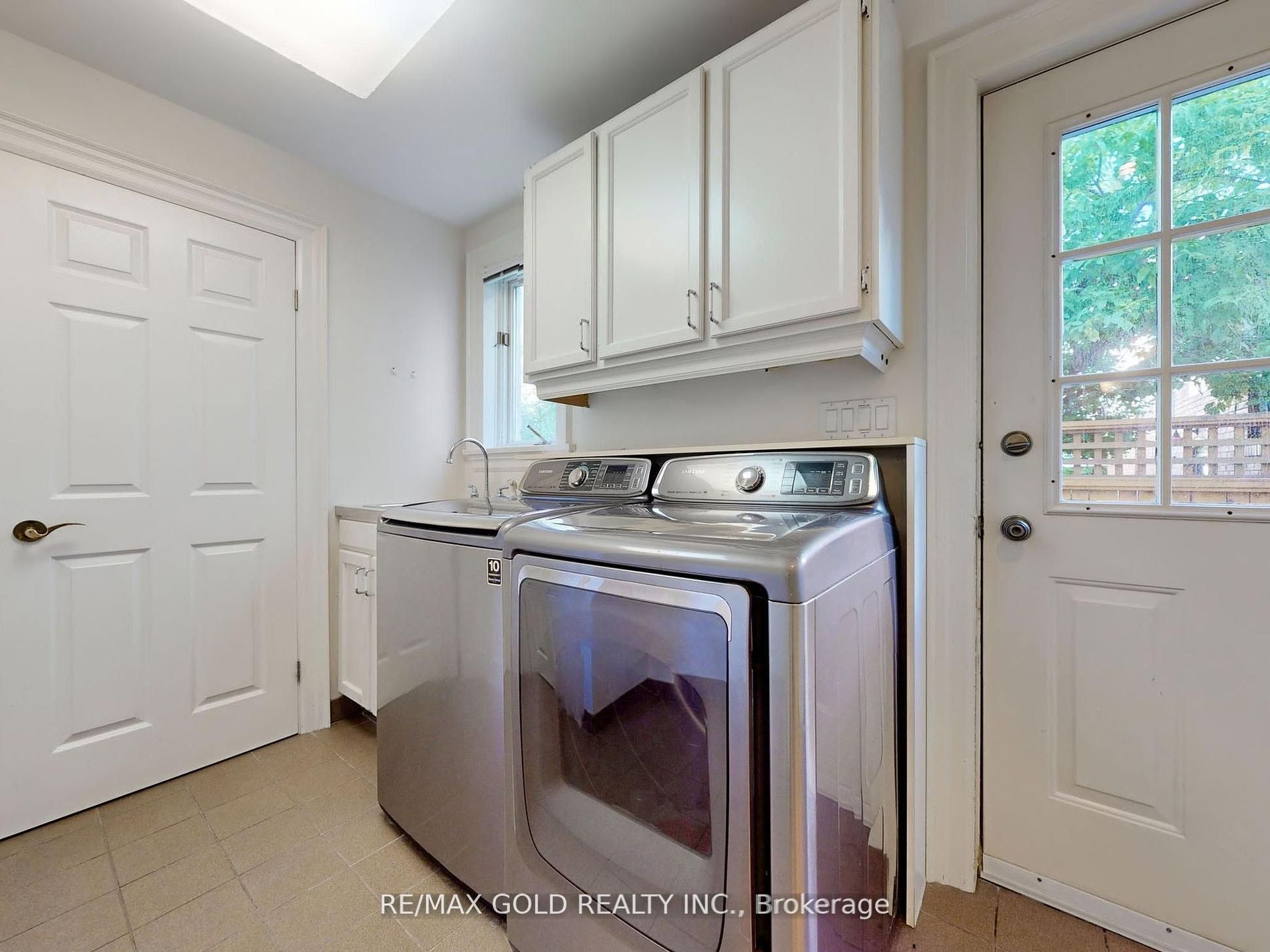 1445 Applewood Rd Property Photo 7