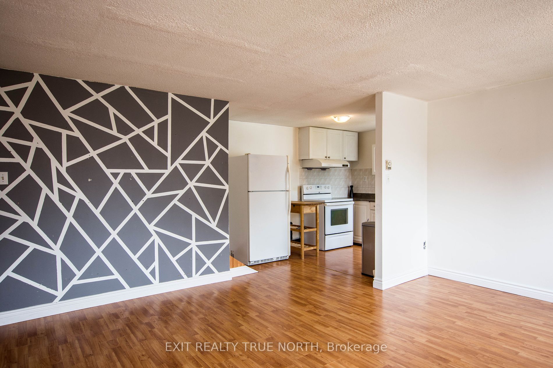 8 Grand Rapids Sq Property Photo 2