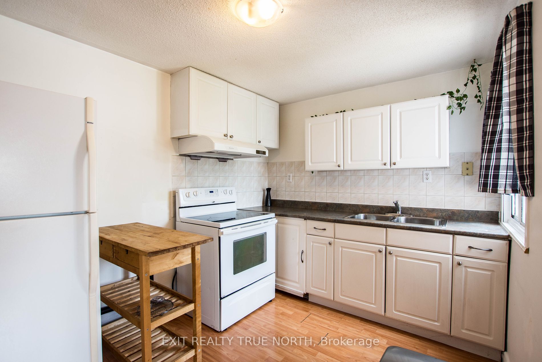 8 Grand Rapids Sq Property Photo 3