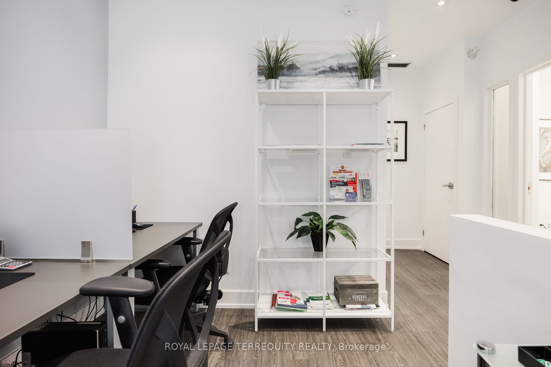 3082 Bloor St W Property Photo 4