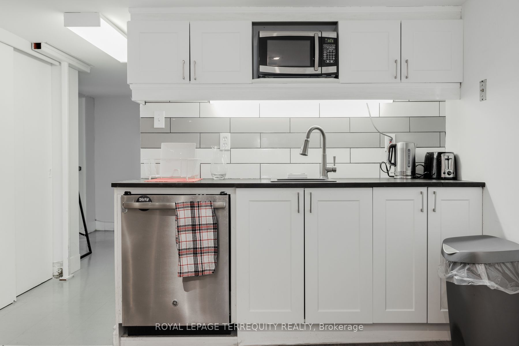 3082 Bloor St W Property Photo 6