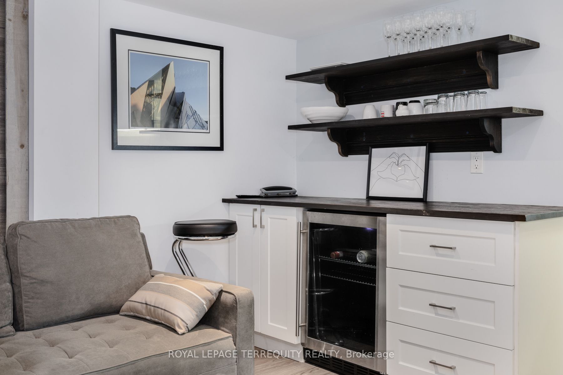 3082 Bloor St W Property Photo 7