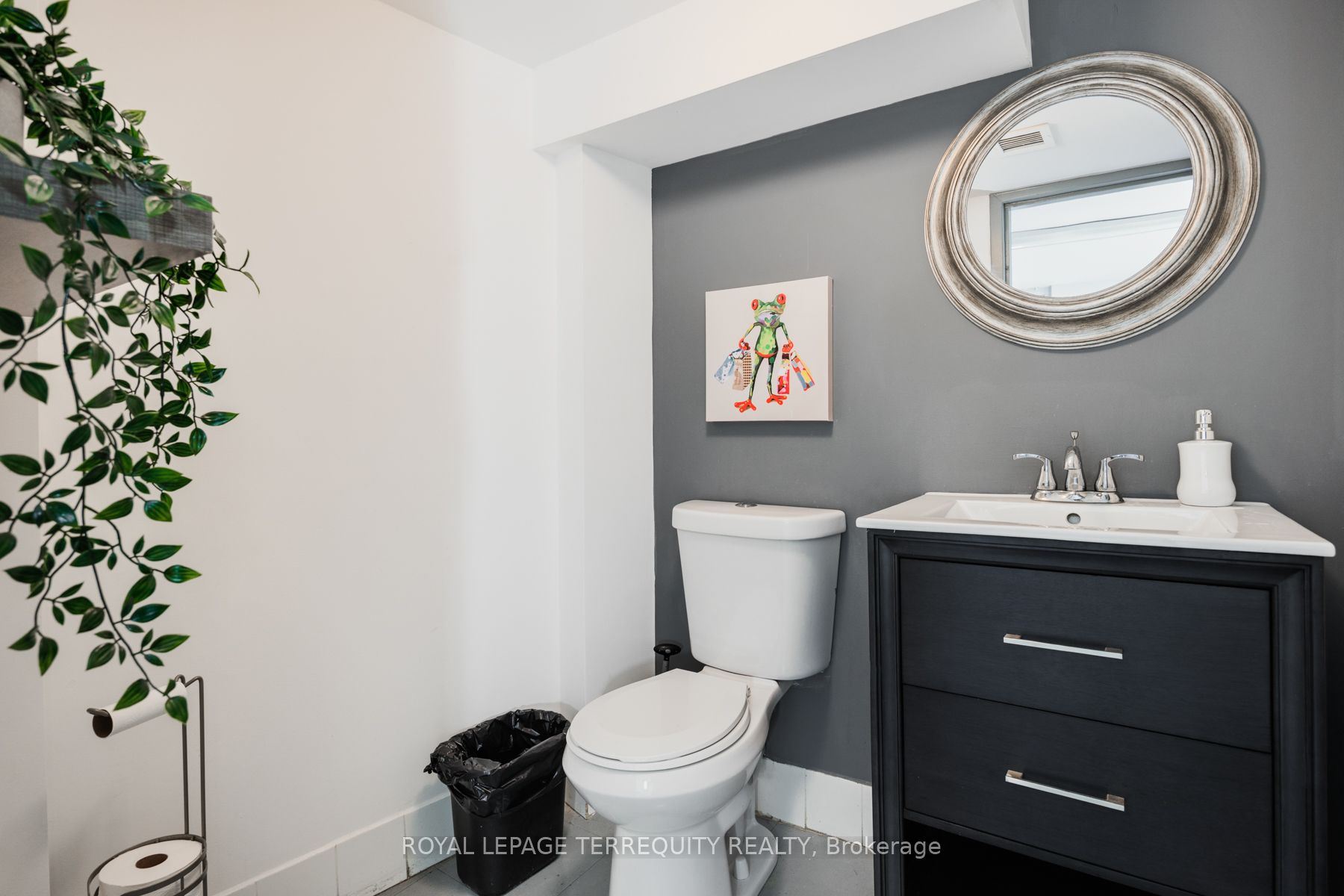 3082 Bloor St W Property Photo 8
