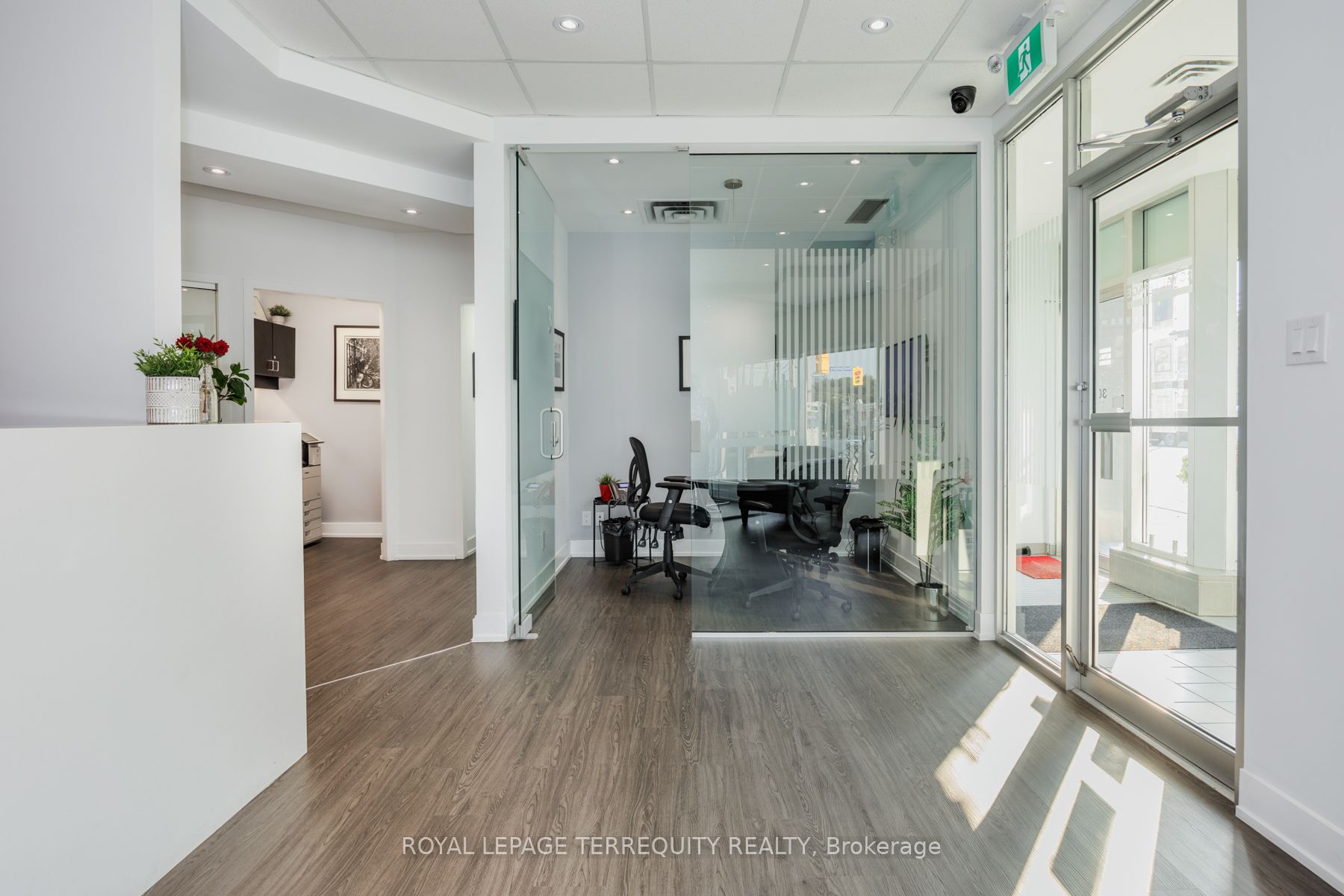 3082 Bloor St W Property Photo 10