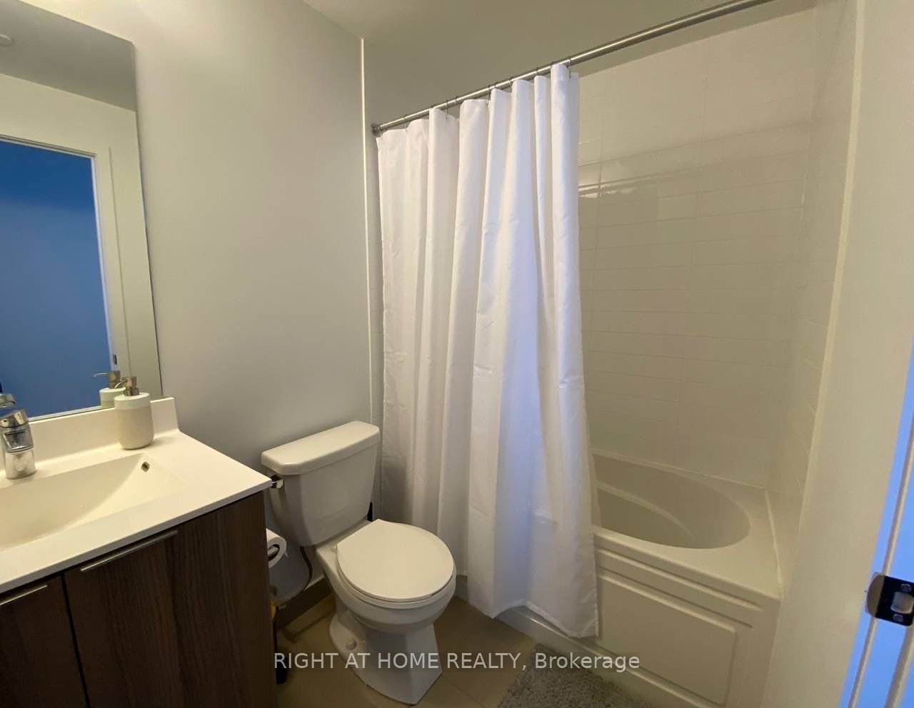 #2816 - 30 Shore Breeze Drive Property Photo 5