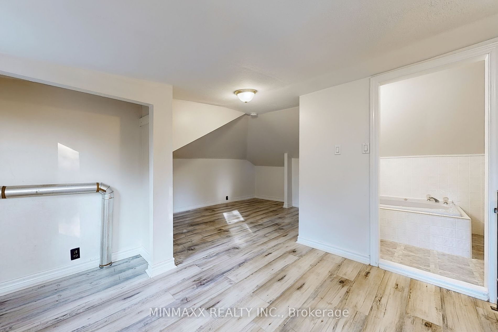 12039 Steeles Ave Property Photo 32