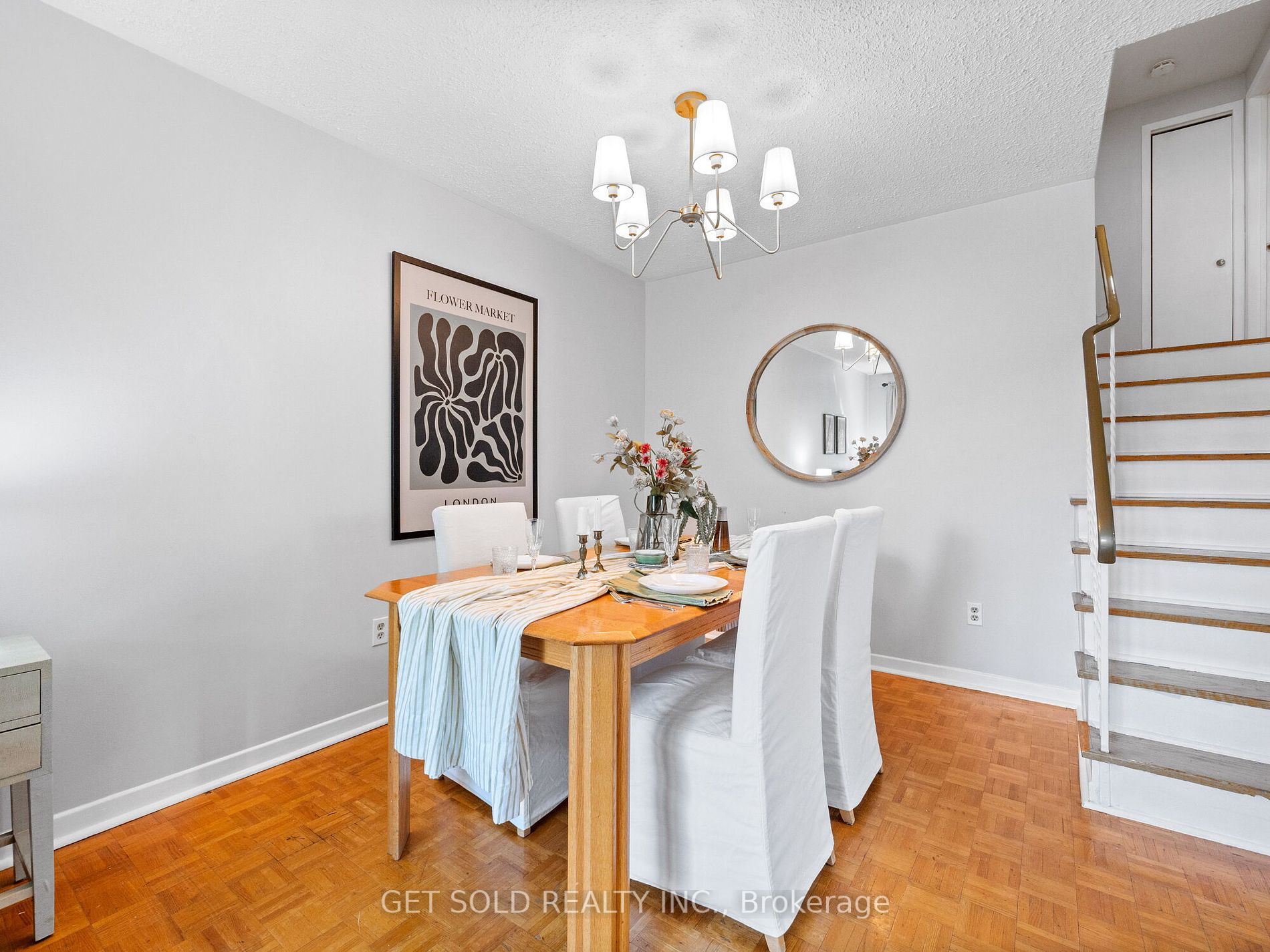 35 Hepworth Dr Property Photo 3