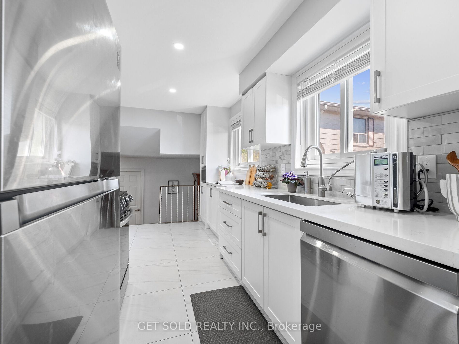 35 Hepworth Dr Property Photo 4