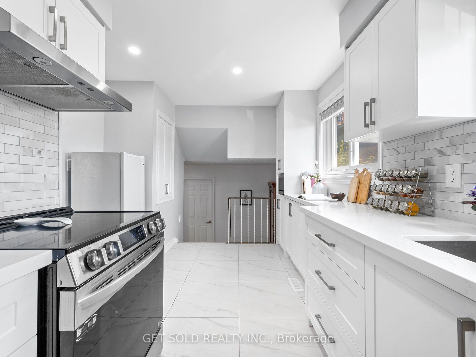 35 Hepworth Dr Property Photo 6