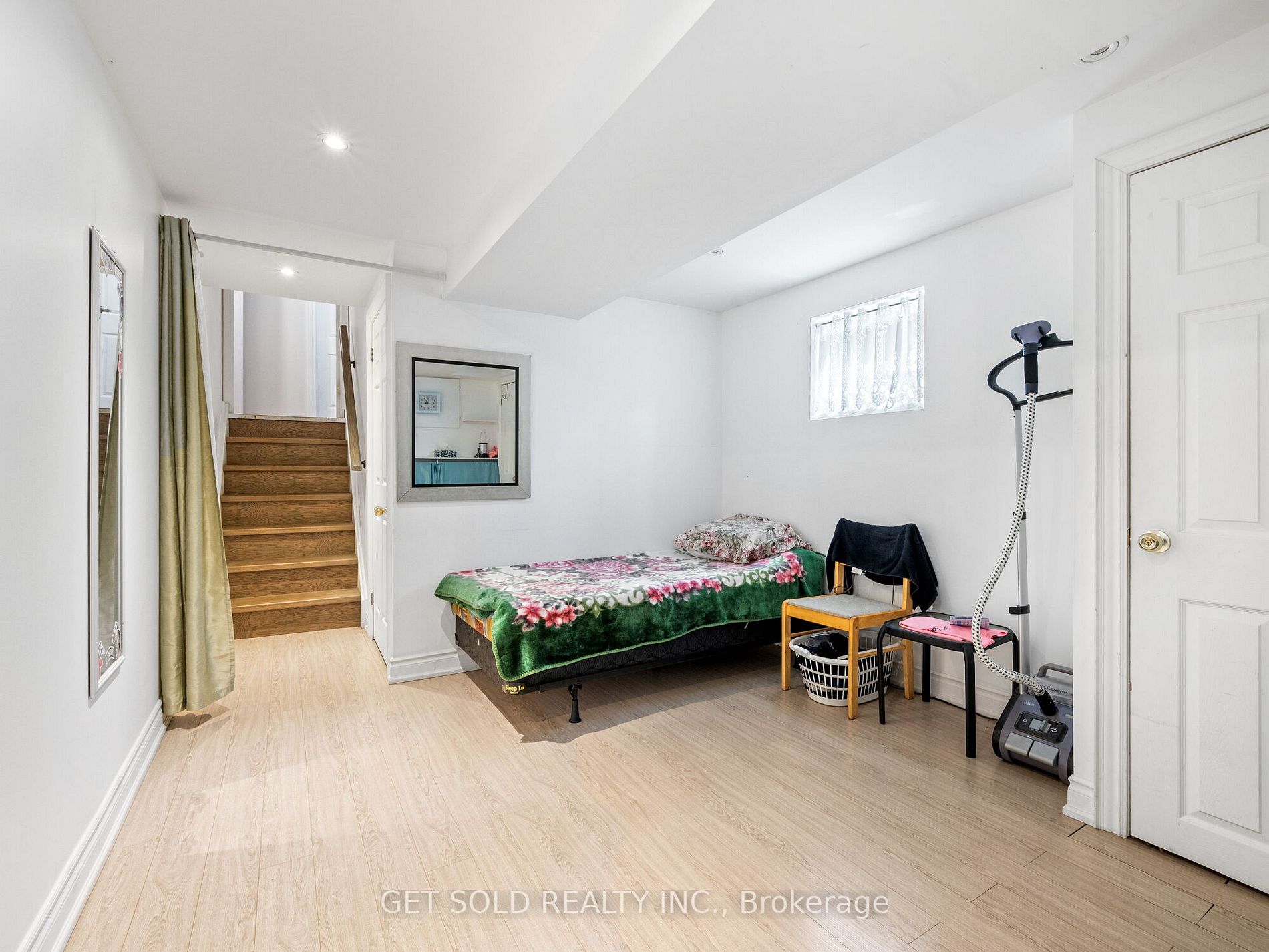 35 Hepworth Dr Property Photo 22