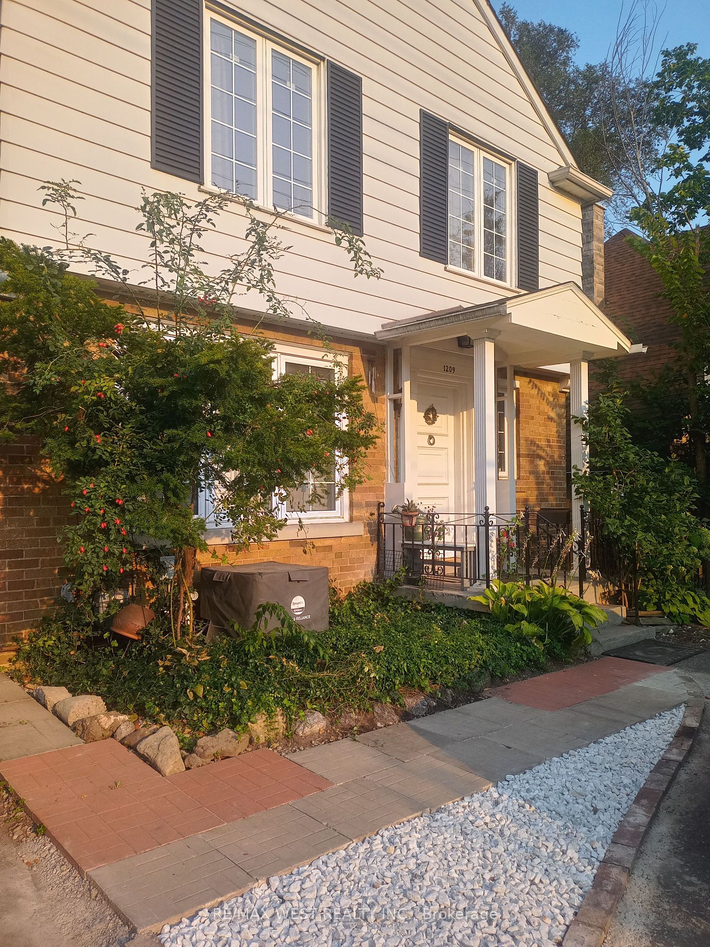 1209 Royal York Rd Property Photo 15