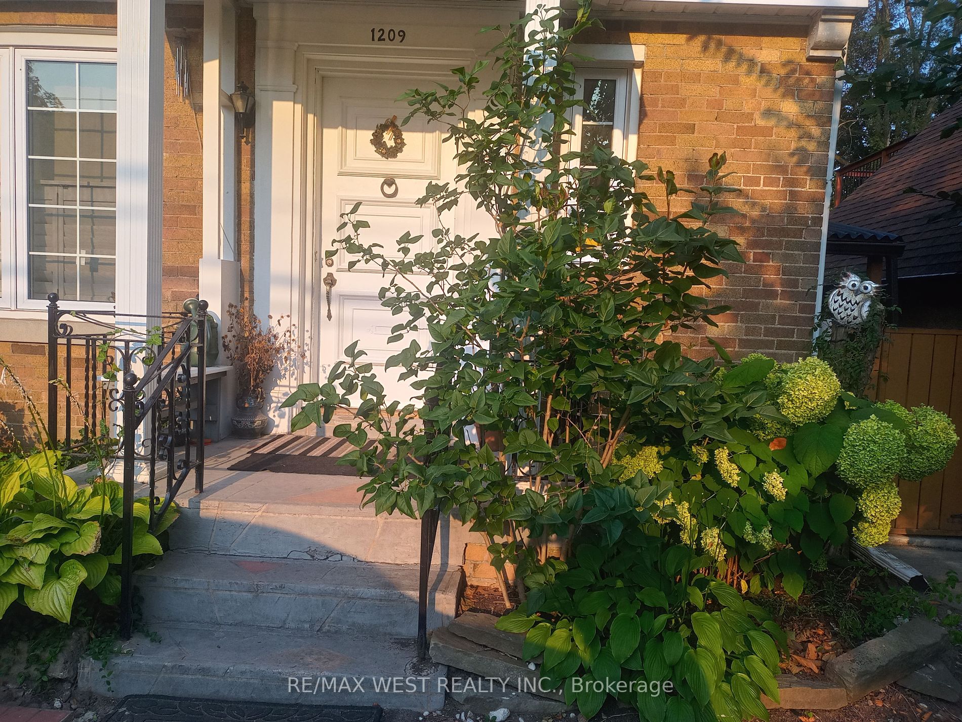 1209 Royal York Rd Property Photo 16