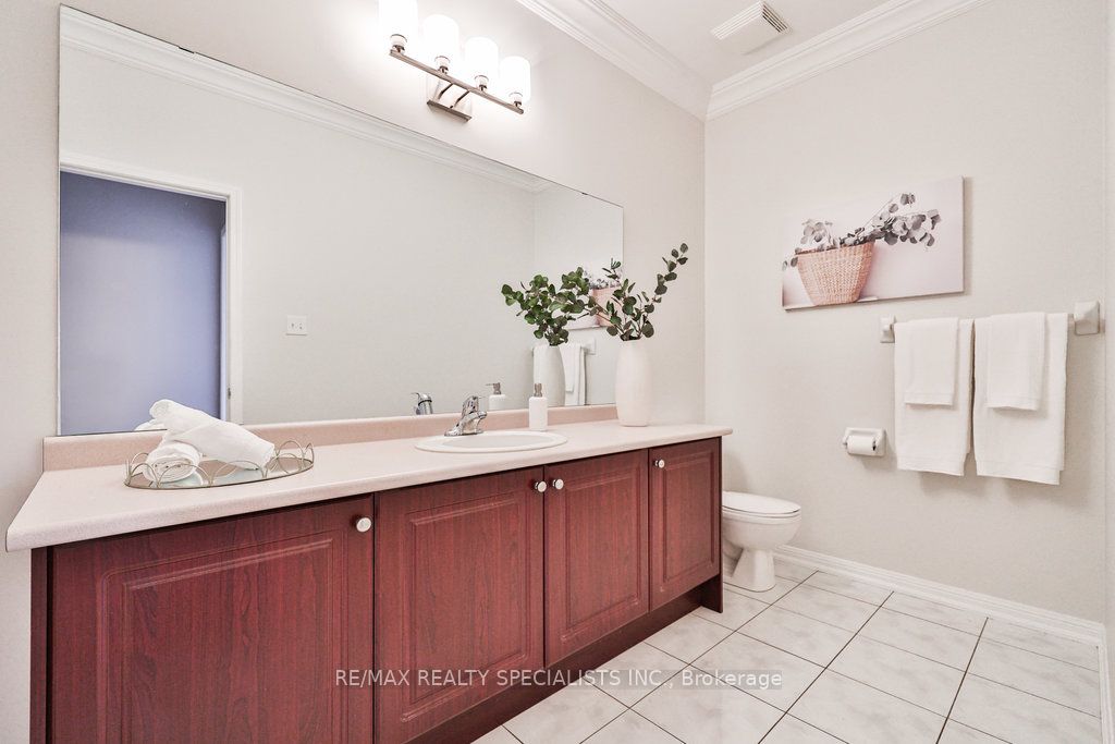 205 Ellis Cres Property Photo 4
