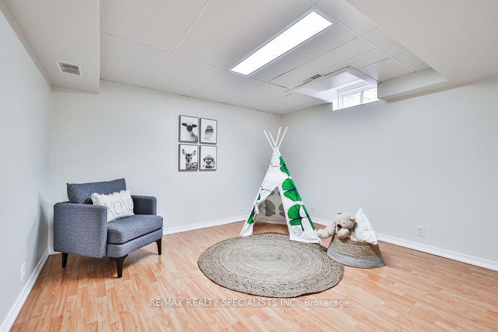 205 Ellis Cres Property Photo 10
